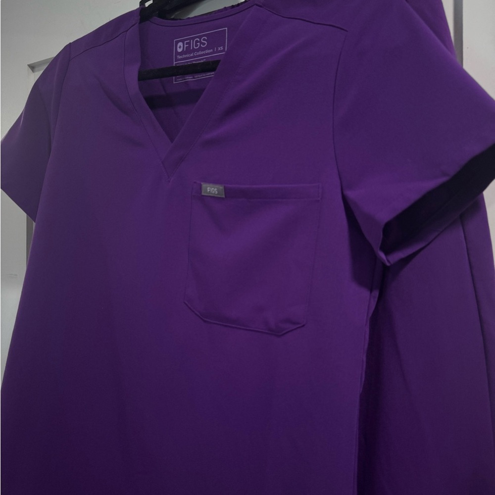 Figs Women's V-Neck Scrub Top  purple figs set xs and xs high 
Waisted